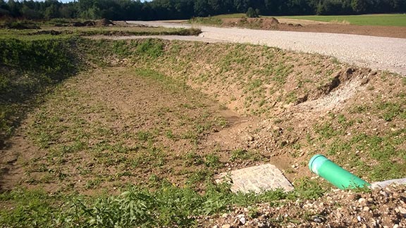 Sickerbecken, in das das gefährlich verschmutzte Oberflächenwasser geleitet wird.
